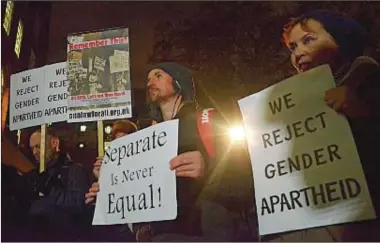  ?? PHOTO: DEMOTIX ?? Protesters in London last month denounce segregated seating for men and women at religious meetings in universiti­es