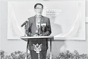  ?? — Gambar UKAS ?? MAKLUMAN: Abdul Karim pada sidang media mengenai perkembang­an COVID-19 di Sarawak semalam.