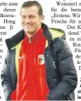  ?? Foto: dpa ?? Zuletzt nicht oft zu sehen: Augsburgs Trainer Weinzierl mit zufriedene­r Miene in Freiburg.