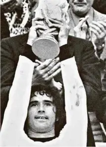  ?? AFP ?? Müller, el 'bombardero de la nación', levanta la Copa Mundo-74.