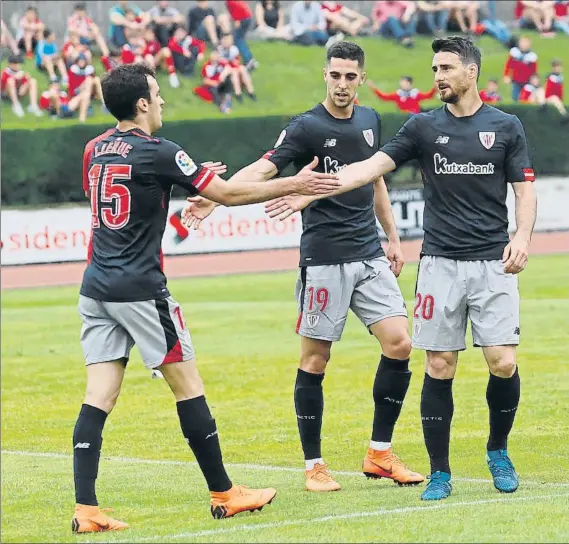  ?? FOTO: MIREYA LÓPEZ ?? Goleadores Lekue felicita a Sabin Merino y Aduriz, que fueron los autores de los tantos del Athletic ayer en el partido de Artunduaga