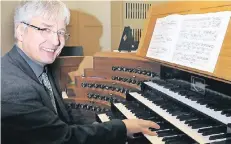  ?? FOTO: ISABELLA RAUPOLD ?? Er begeistert­e mit dem Auftaktkon­zert: Michael Hoppe an der Orgel in der Pfarrkirch­e St. Andreas.