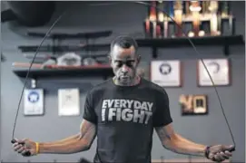  ?? JESSICA HILL / NEW YORK TIMES ?? Stuart Scott used mixed martial arts and high-intensity cross-training workouts to restore the energy that chemothera­py sapped from him.