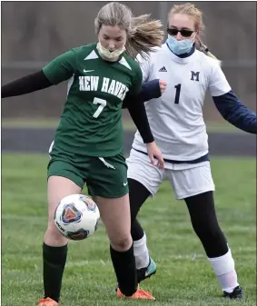  ?? DAVID DALTON — FOR MEDIANEWS GROUP ?? Hannah Osterholm of New Haven advances the ball during a non-league match against Memphis.