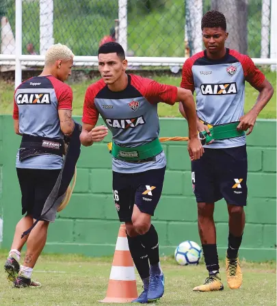  ??  ?? Léo Gomes, de chuteira azul, desfalca o Leão contra o Corinthian­s; já Lucas Ribeiro retorna ao time titular