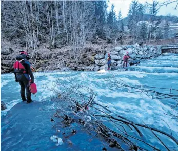  ?? BILD: SN/WASSERRETT­UNG LV SALZBURG ?? Die Wasserrett­er suchten die Strecke von Saalbach bis Maishofen zwei Mal ab. Am Nachmittag bargen sie die Frau, die nicht mehr lebte, aus der Saalach bei Viehhofen.