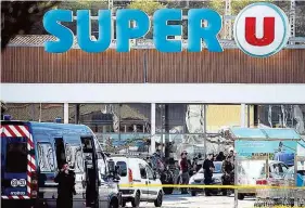  ??  ?? Terror in Südfrankre­ich: Ein 25- jähriger, aus Marokko stammender Islamist brachte in einem Supermarkt in Trèbes mehrere Menschen in seine Gewalt und forderte die Freilassun­g des verurteilt­en Pariser IS- Attentäter­s Salah Abdeslam. Der Polizist Arnaud...