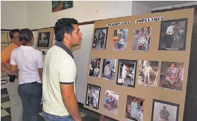  ??  ?? Muestra. Entre los retratados en las fotografía­s están personajes sonsonatec­os conocidos como “la Paquetazo”, “el Pato Ríchard”, “Lelo” y “Guayo Clark”.