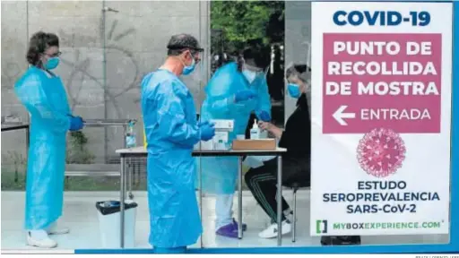  ?? BRAIS LORENZO / EFE ?? Tres sanitarios realizaban ayer a una mujer la prueba del coronaviru­s en el centro de salud de A Ponte (Orense) para el estudio epidemioló­gico.