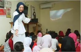  ?? IMAM HUSEIN/JAWA POS ?? TERSENTUH: Amel Sannie, mahasiswi yang menjadi volunter pengajar untuk SUSF, saat mengisi acara buka puasa bersama di Jakarta, Minggu (3/6).