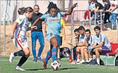  ??  ?? EN FORMA. La brasileña Ludmila conduce el balón ante la oposición de un rival.