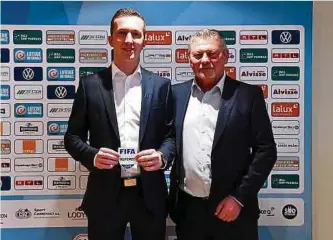  ?? Fotos: Stéphane Guillaume ?? Charles Schaack (r.) hat Jérémy Muller am vergangene­n Wochenende das FIFA-Abzeichen überreicht.