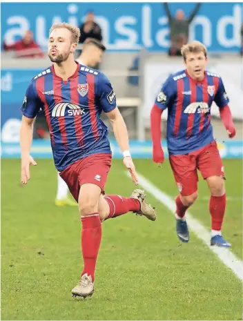  ?? FOTO: THOMAS LAMMERTZ ?? Uerdingens Torjäger Maximilian Beister hat zum zweiten Mal getroffen und pustet tief durch. Sein Tor zum 2:1 gegen Hansa Rostock war entscheide­nd; mit ihm freut sich Connor Krempicki.