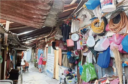  ?? — CHAN BOON KAI/ The Star ?? Close-knit community: Most of the residents renting the squatter units in Jalan Dinding off Transfer Road, George Town, have been living there for decades.