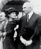  ?? FOTO: AP ?? President Warren G. Harding står sammen med Marie Curie utenfor Det hvite hus i Washington,
21. mai 1921.