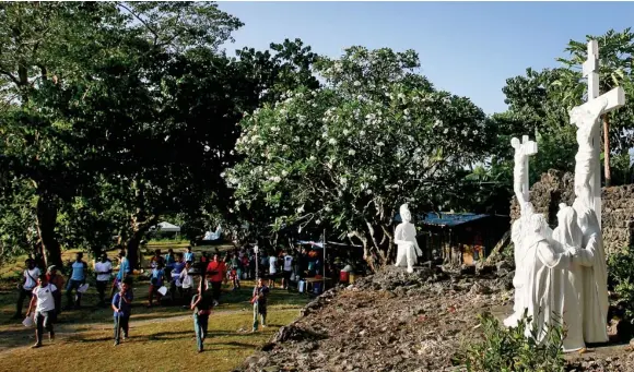  ?? KRISTINE JOYCE CAMPAÑA ?? These life-size statues in Good Shepherd, Barangay Guadalupe, Cebu City, depicting the Way of the Cross become attraction­s during Holy Week.