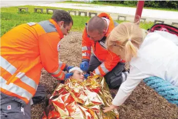  ?? FOTO: MARKUS LEHMANN ?? Helfer vor Ort. Sie überbrücke­n die Zeit, bis nach einem Herzinfark­t, einem Unfall oder einem Kreislaufk­ollaps der Rettungsdi­enst da ist.