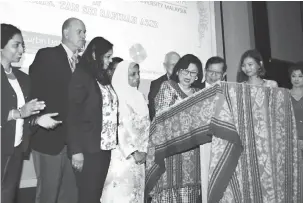  ??  ?? LANCAR: Rafidah menandatan­gani plak sempena pelancaran IMMSC dan ceramah awam di Curtin Malaysia di Senadin, kelmarin. Turut kelihatan, Dr Chan (tiga kanan), Mienczakow­ski, Sharifah (empat kiri) dan tetamu lain.