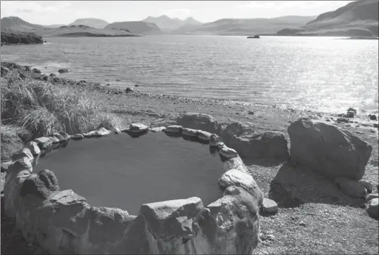  ?? PHOTOGRAPH­Y BY JENN HARRIS, TNS ?? The Hvalfjarda­rlaug geothermal pool.