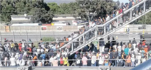  ?? PICTURE: SANDISIWE NTLEMEZA ?? LONG COMMUTE: Metrorail commuters at Pinelands station faced delays.