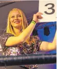  ?? FOTO: STEIDLE ?? Katja Mayer war neben Julia Baumeister und Jelena Dojcinovic ein attraktive­s „Nummerngir­l“bei der langen Boxnacht.