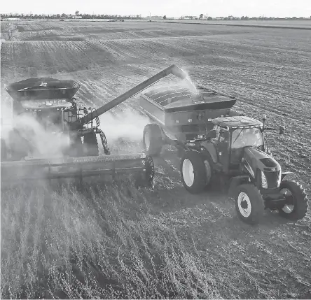  ?? 2017 PHOTO BY RODNEY WHITE AND MICHAEL ZAMORA/THE REGISTER ?? A farmer harvests soybeans near Kellogg, Iowa.