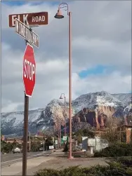  ?? BILL RETTEW - MEDIANEWS GROUP ?? Mountains can be seen from an intersecti­on in Sedona, Ariz.