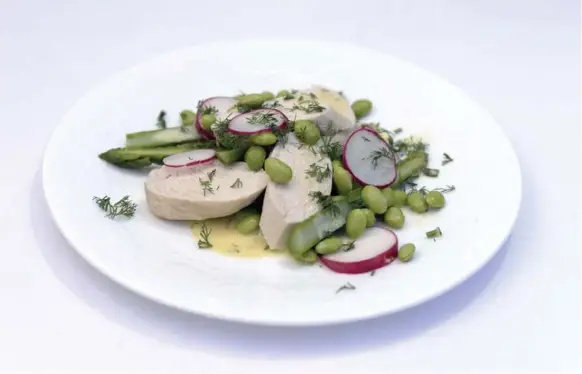  ?? AARON HARRIS FOR THE TORONTO STAR ?? Edamame and radishes adorn a salad with chicken and asparagus. White balsamic keeps the dressing for this elegant and colourful salad pristine.