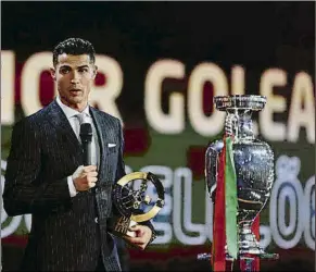  ?? FOTO: FEDERACIÓN PORTUGUESA ?? Cristiano Ronaldo Recibió al premio al mejor goleador de la selección