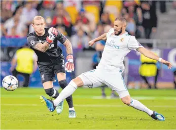  ?? FOTO: IMAGO ?? Karim Benzema freuds – Loris Karius (li.) leitet mit seinem Patzer das Königsklas­sen-Triple Madrids ein.