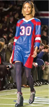  ?? (Sipa) ?? Desfile con prenda deportiva de la marca Tommy Hilfiger.