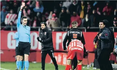  ?? David Ramos / Getty ?? El árbitro Muñiz Ruiz expulsó a Míchel, técnico del Girona, en la recta final del partido