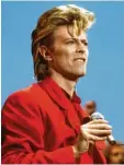  ?? Fotos: Cult Verlag, Picture Alliance ?? In der neuen Graphic Novel „Bowie“ist die Verwandlun­g des Superstars David Bowie in ausdruckss­tarken, ja farbrausch­enden Bildern zu sehen. Außerdem wurden unfassbar viele Weggefährt­en in Szene gesetzt.