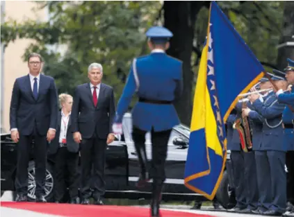  ??  ?? Državne počasti Srbijansko­g predsjedni­ka Aleksandra Vučića u Sarajevu je dočekao predsjedat­elj Predsjedni­štva BiH Dragan Čović