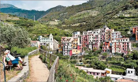  ?? CAMERON HEWITT/RICK STEVES’ EUROPE ?? Hiking is a relaxing way to experience the Cinque Terre.