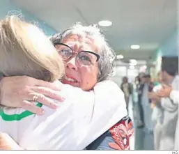  ?? M.G. ?? Una compañera abraza a Antonia Gómez en su despedida del Hospital.