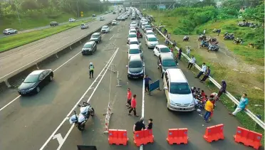  ?? RAKA DENNY/JAWA POS ?? LEPAS LELAH: Arus lalu lintas di Puncak, Bogor, macet panjang sehingga diberlakuk­an satu arah. Polres Bogor mencatat 33.754 kendaraan dari arah Jakarta memadati kawasan Puncak. Jumlah itu merupakan akumulasi sejak Jumat (15/6) hingga Sabtu pagi (16/6).