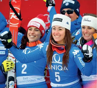  ??  ?? La festa Federica Brignone, Sofia Goggia e Nadia Fanchini poco dopo avere conquistat­o i primi tre posti domenica nella discesa a Bad Kleinkirch­heim