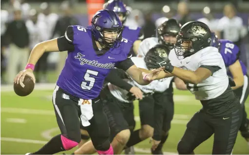  ?? NWA Democrat-Gazette/J.T. Wampler ?? Fayettevil­le’s Drake Lindsey runs the ball against Bentonvill­e Friday Oct.13, 2023 at Harmon Field in Fayettevil­le. Visit nwaonline.com/photo for today’s photo gallery.