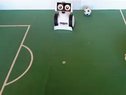  ??  ?? Il robot Fable Spin con cui giocare a Subbuteo o studiare matematica