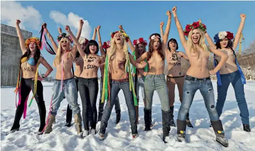  ?? ?? FEMEN
Per un po’ ci avevamo creduto nelle moderne suffragett­e che si battevano contro il sessismo a colpi di provocazio­ni e di seni scoperti. Nate in Ucraina nel 2008, si erano rapidament­e sparse in tutto il globo, allargando la loro lotta a temi quali omofobia e razzismo. Nel 2012 hanno alzato l’asticella, contestand­o Putin in vista delle elezioni in Russia. Hanno perso. Lui è stato rieletto e loro (sarà un caso?) si sono disperse: c’è chi ha lasciato la patria, chi il movimento, e chi ci ha addirittur­a lasciato la pelle. Il femminismo si è trasferito altrove, in un posto pieno di hashtag, lontano dal Cremlino.