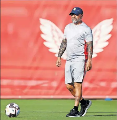  ?? ?? Jorge Sampaoli dirige el entrenamie­nto de ayer del Sevilla en la Ciudad Deportiva.