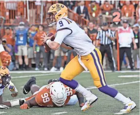  ?? SCOTT WACHTER/USA TODAY SPORTS ?? LSU quarterbac­k Joe Burrow keeps the ball for a run against Texas on Saturday at Darrell K Royal-Texas Memorial Stadium.