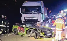  ?? FOTO: PATRICK SCHÜLLER ?? Einsatzkrä­fte begutachte­n den bei der Kollision in Düsseldorf völlig zerstörten US-Sportwagen, eine Dodge Viper.