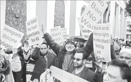  ??  ?? Promotores de los derechos civiles, grupos religiosos, activistas y miembros de la comunidad musulmana se manifestar­on ayer frente al Centro Islámico del Sur de California contra las medidas migratoria­s del nuevo mandatario estadunide­nse ■ Foto Ap