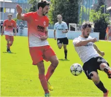  ?? FOTO: KLAUS EICHLER ?? Patrick Mayer (rechts) erwartet am Donnerstag mit seinem SV Beuren den Spitzenrei­ter Weingarten, Marcel Moll (links) tritt mit dem SV Mochenwang­en am Ostermonta­g beim SV Kressbronn an.