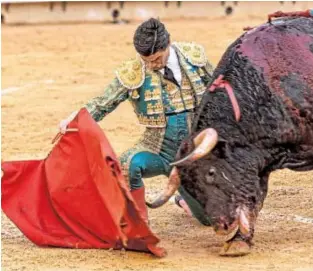  ?? // MANOLO NAVARRO ?? Pablo Aguado, puro sentimient­o rodilla en tierra