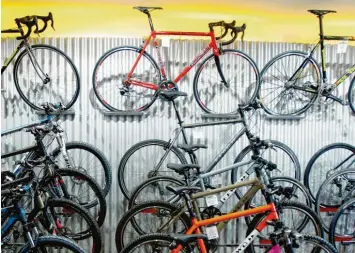  ?? Foto: Malte Christians, dpa (Symbolbild) ?? Fahrräder sind in Corona‰Zeiten sehr gefragt. Vielen Augsburger Händlern fehlt deshalb die Ware, obwohl die Nachfrage groß ist.