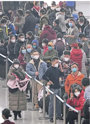  ?? FOTO: DPA ?? Passagiere mit Mundschutz in der Abflughall­e des Flughafens in Peking. China hat eine Sperre für öffentlich­e Verkehrsmi­ttel und Flughäfen in einigen Städten verhängt, um die Ausbreitun­g des Coronaviru­s zu verlangsam­en.
Wie ist die Lage in Europa?
Welche Vorkehrung­en werden in Deutschlan­d getroffen?
Sind spezielle Kontrollen an Flughäfen nötig?