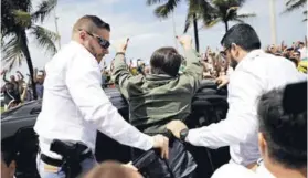  ??  ?? ► Bolsonaro saluda a sus partidario­s en Río, el domingo.